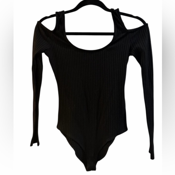 Socialite Womens Black Cold-Shoulder Ribbed Design Bodysuit Size Medium - Picture 2 of 5